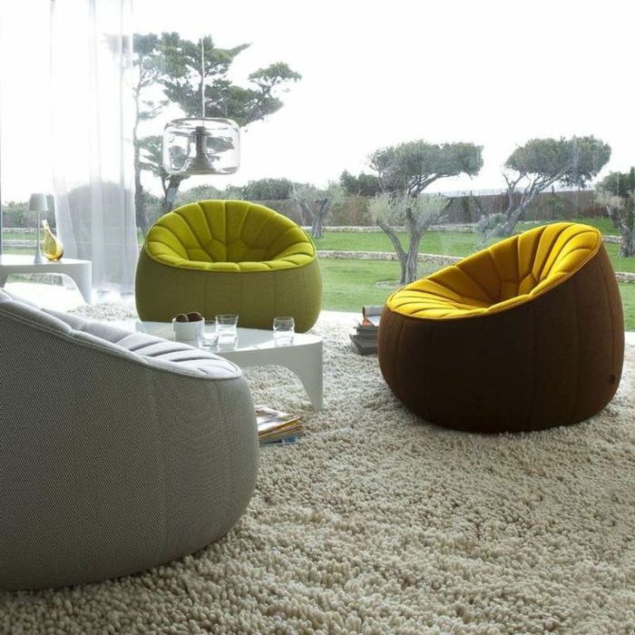 1-canapé-gonflable-coloré-avec-un-design-moderne-pour-le-salon-avec-tapis-beige