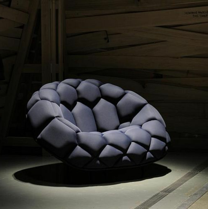 1-canapé-gonflable-noir-avec-un-design-moderne-qui-nous-a-inspiré