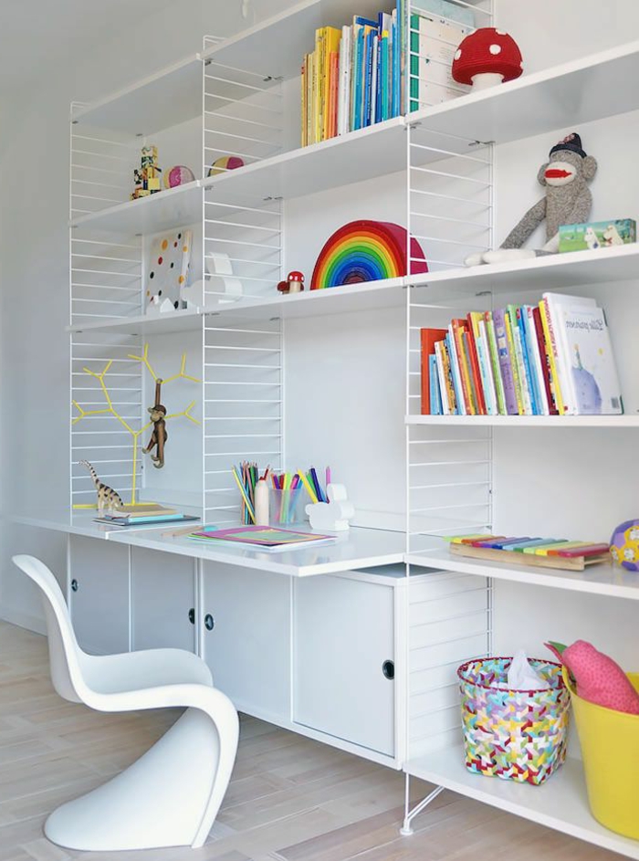 1-chaise-de-bureau-enfant-chambre-d-enfant-sol-en-parquette-clair-chaise-de-bureau-blanche-plastique-bibliothèque-murale