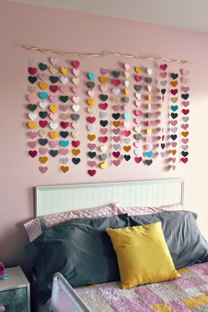 1-comment-décorer-sa-chambre-papier-peint-chambre-adulte-tendance-mur-rose-linge-de-lit-gris