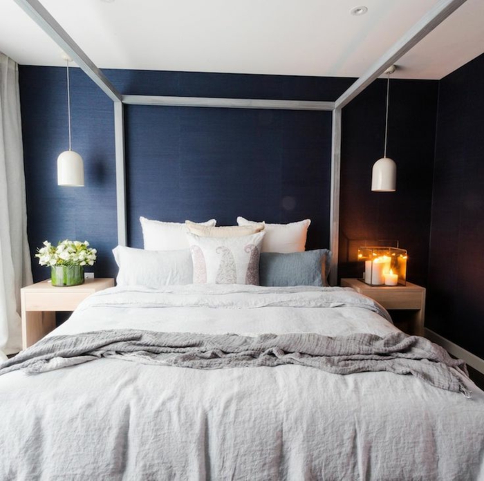 1-deco-chambre-parentale-murs-bleus-foncés-chambre-avec-linge-de-lit-gris-meubles