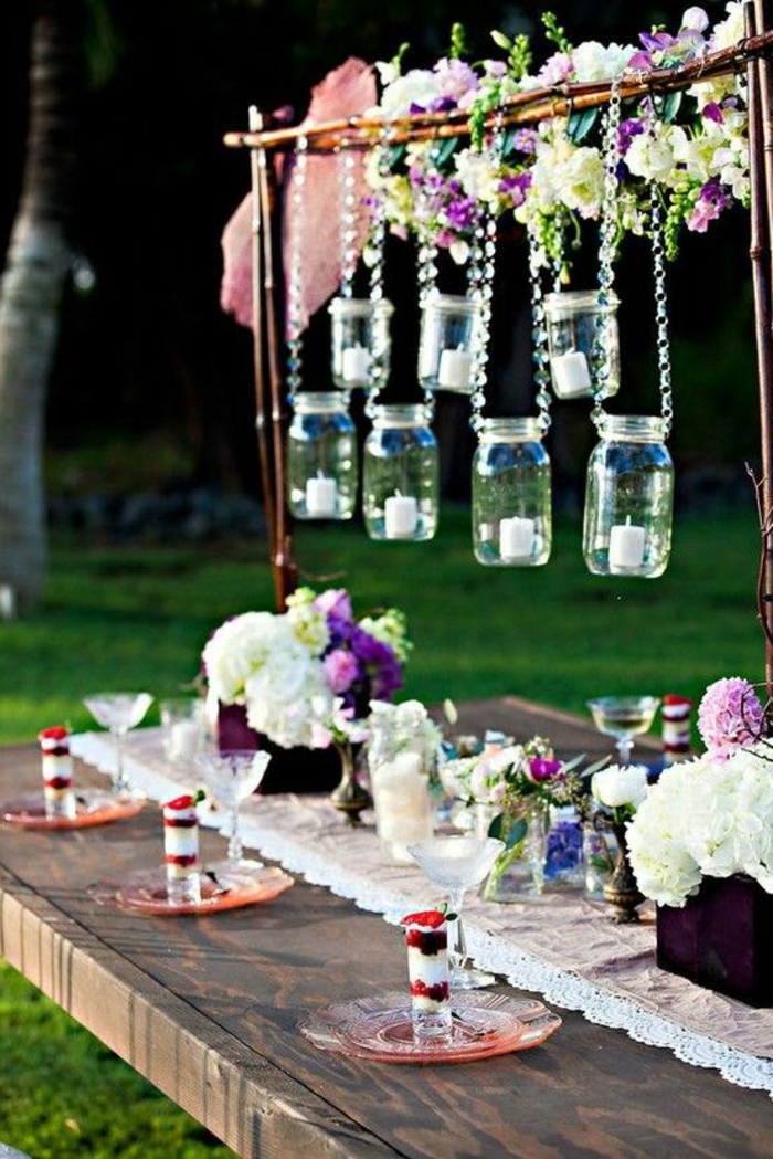 1-décoration-de-table-anniversaire-avec-beaucoup-de-couleurs-sur-la-table-fete-et-fleurs