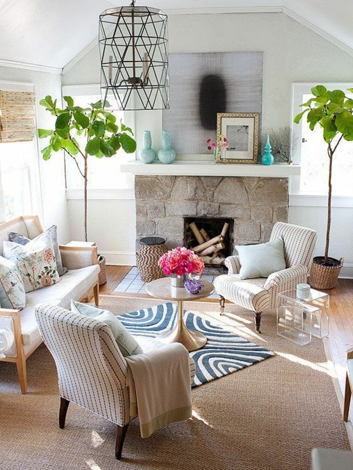 1-décorer-le-salon-avec-un-lustre-en-fer-forgé-plantes-vertes-cheminée-intérieur-tapis-beige-table-ronde