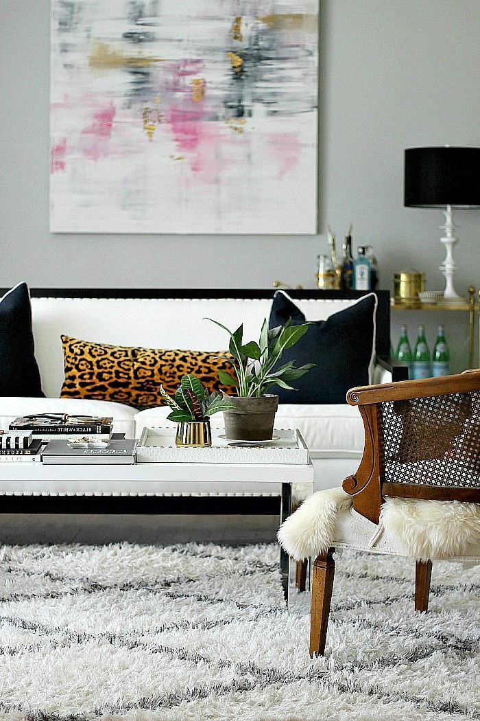1-décorer-le-salon-avec-une-peinture-décorative-mur-gris-tapis-blanc-canapé-blanc-noir-lampe-de-salon-noire