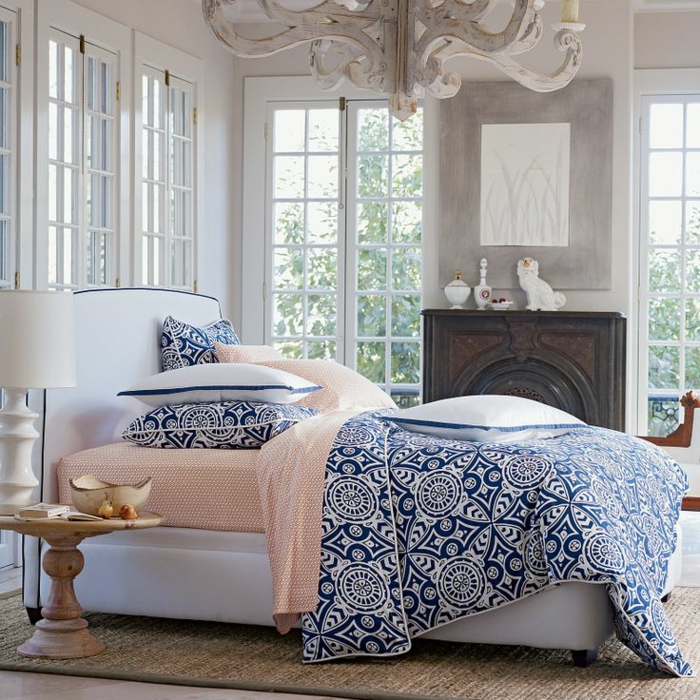 1-idéе-déco-chambre-parentale-couverture-de-lit-tapis-en-rotin-linge-de-lit-coloré-chambre-baroque