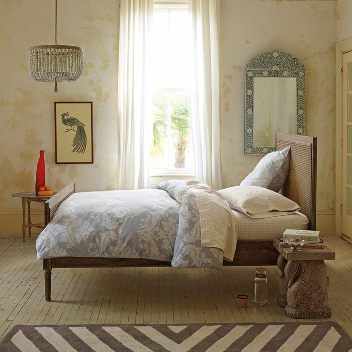 1-joli-chambre-sol-en-parquette-blanc-tapis-beige-lit-rétro-mur-avec-grande-fenetre-rideaux-blancs