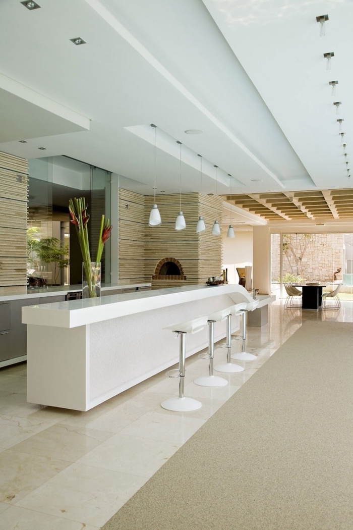 1-jolie-cuisine-avec-plafond-suspendu-placo-plafond-blanc-avec-lampes-de-plafond-chaises-de-bar-blanches