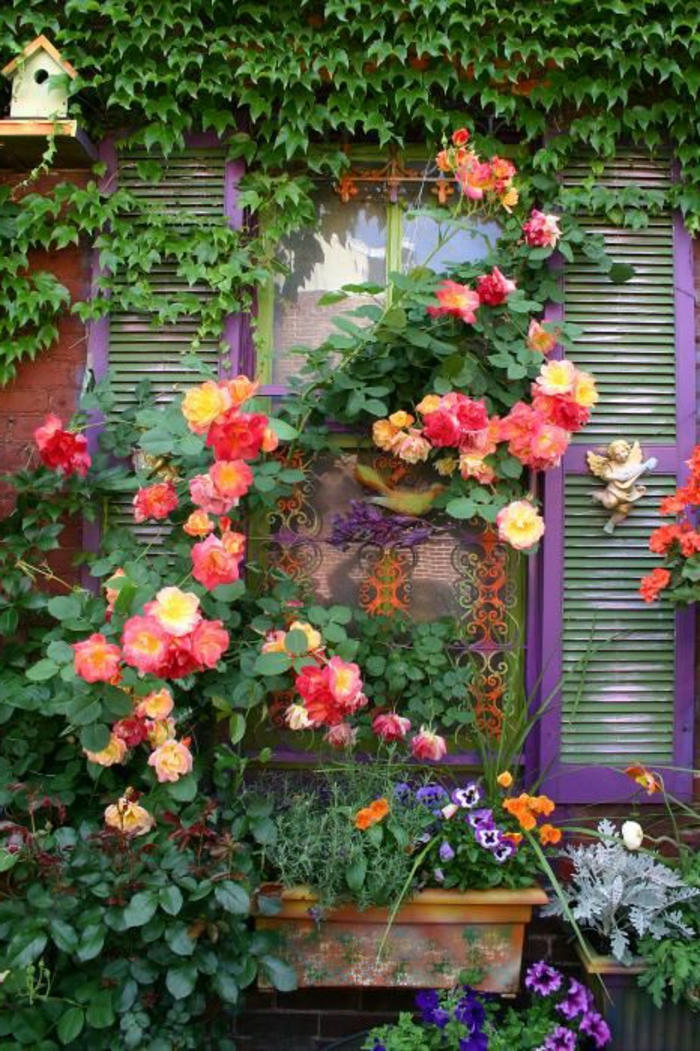 1-maison-avec-plantes-grimpantes-mur-en-fleurs-lierre-sur-les-murs-d-extérieur-fenetres-grandes