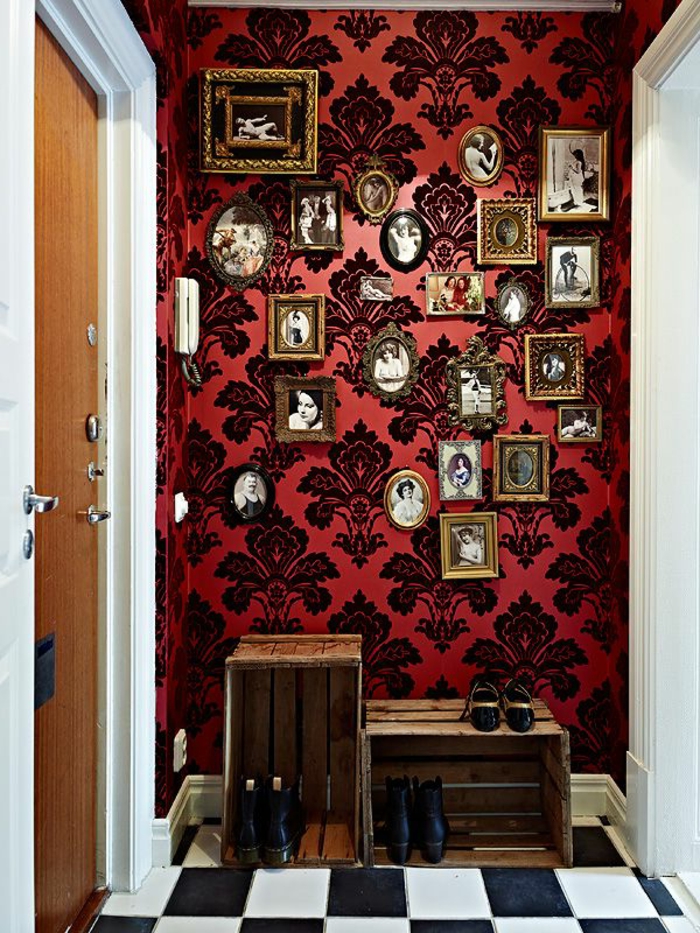 1-papier-peint-intissé-rouge-à-motifs-noirs-couloir-avec-papier-peint-intisse-castorama