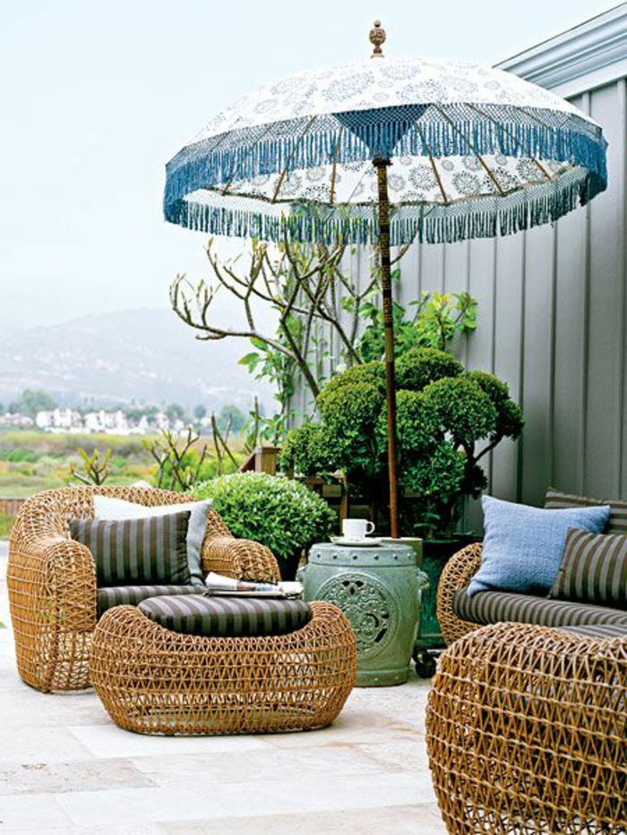 1-parasol-de-balcon-jolie-variante-pour-le-balcon-avec-paresol-extérieur-avec-meubles-en-rotin