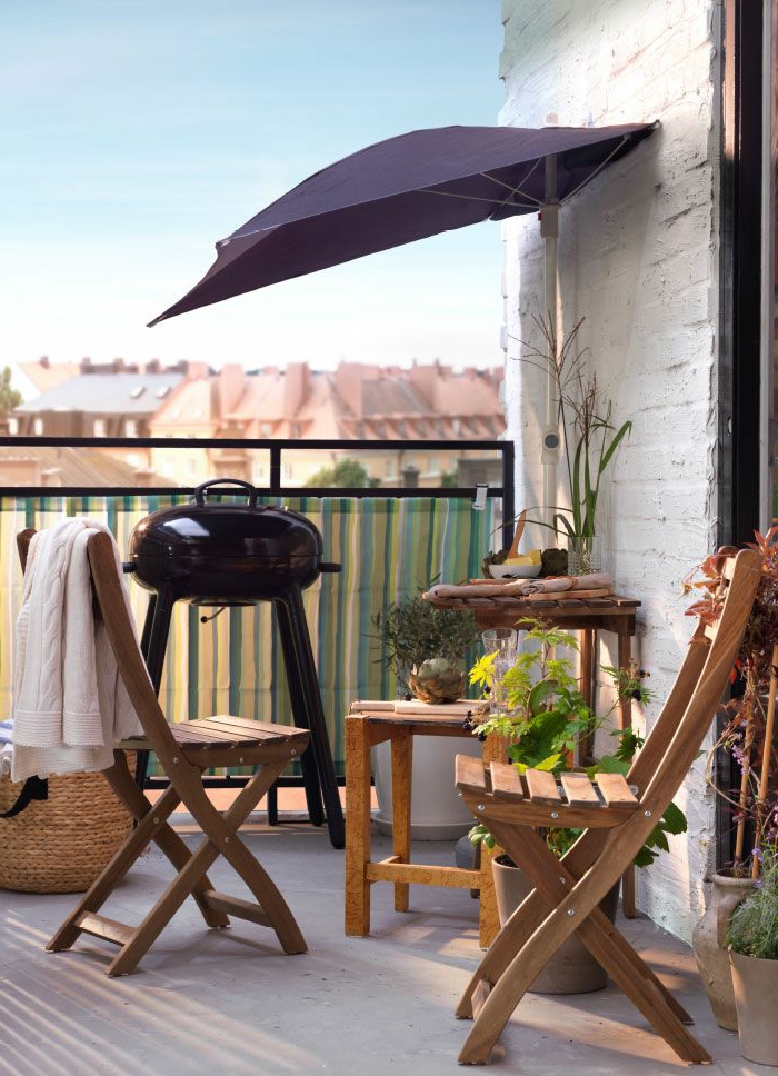 1-parasol-de-balcon-jolie-variante-pour-le-balcon-avec-paresol-extérieur-une-petite-table-basse-en-bois-d-extérieur