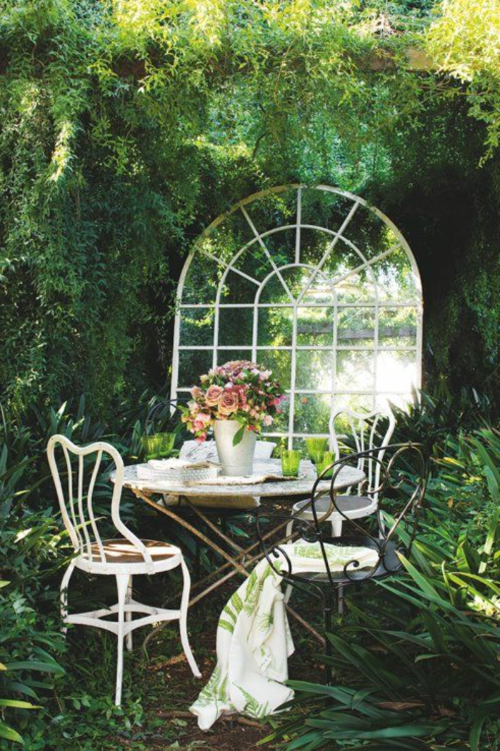 1-plante-grimpante-extérieur-jardin-plantes-vertes-table-en-fer-forgé-jardin-blanc-fleurs-sur-la-table-de-jardin