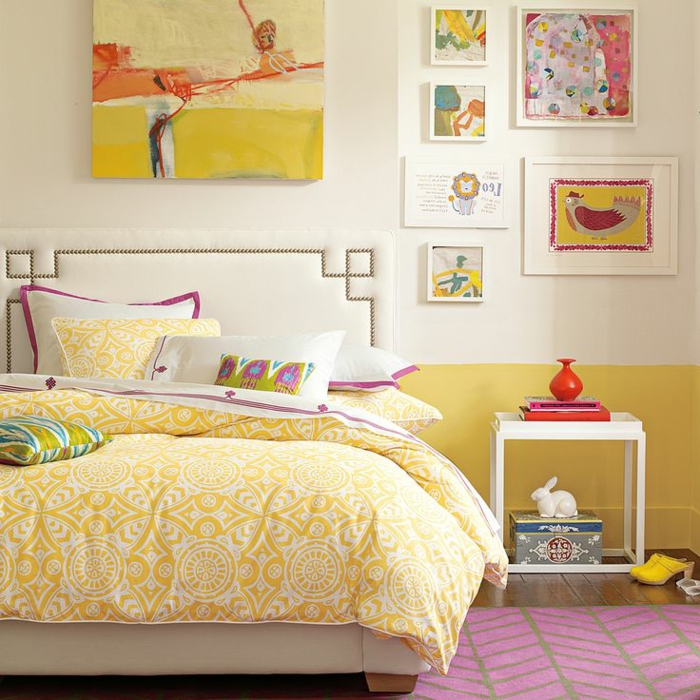 1-suite-parentale-de-couleur-jaune-tapis-rose-sol-en-parquette-foncé-mur-avec-peintures