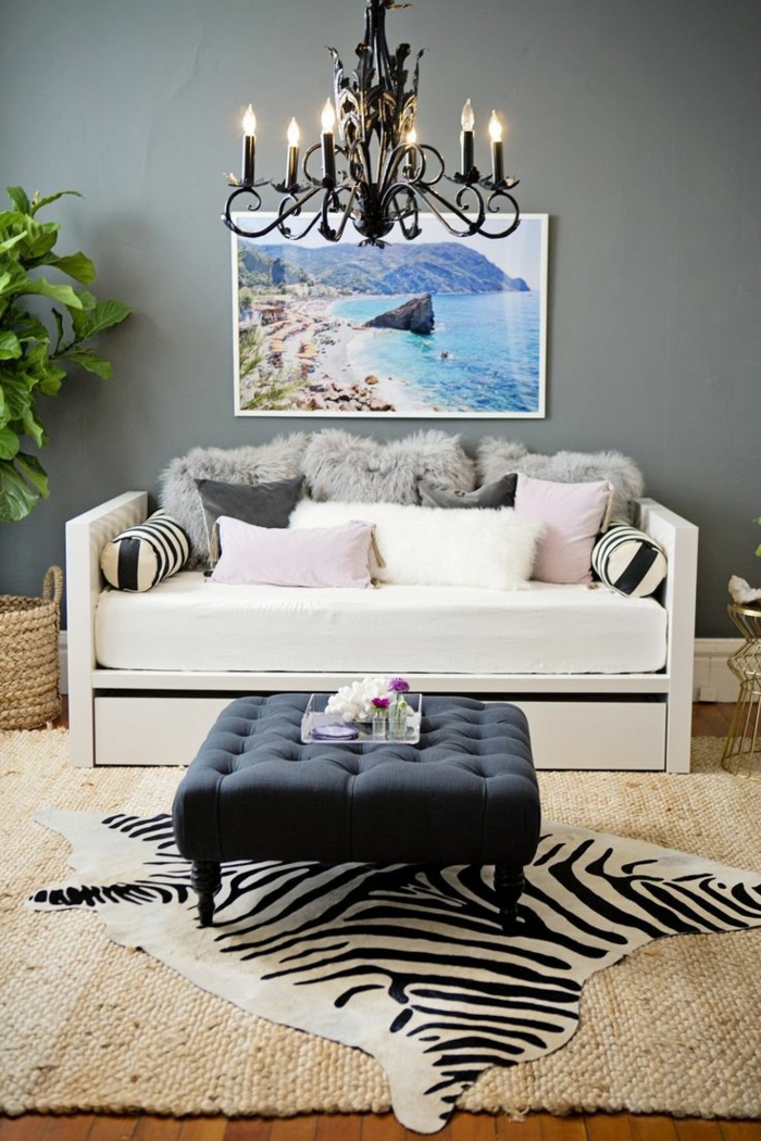 1-tapis-de-zebre-tapis-zebre-ikea-à-rayures-blancs-noirs-salon-avec-lustre-en-fer-plante-verte
