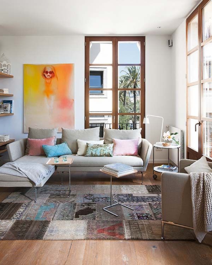 1-tapis-shaggy-coloré-dans-le-salon-avec-un-joli-canapé-gris-et-grandes-fenetres
