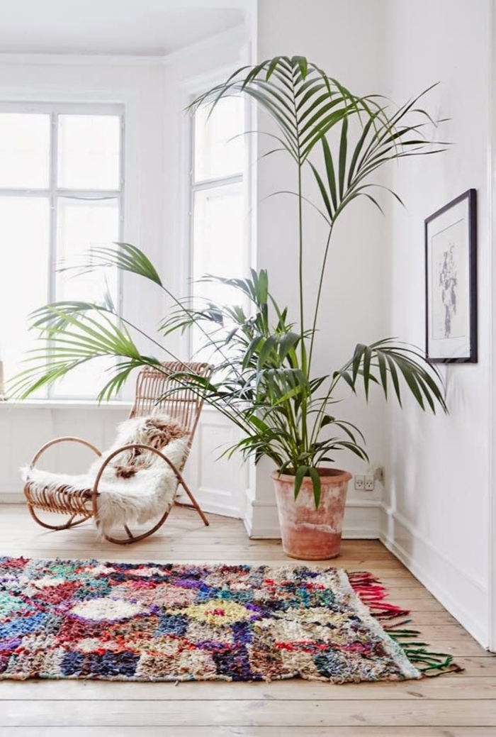 1-tapis-shaggy-coloré-pour-le-salon-avec-une-jolie-chaise-berçante-en-bois-plante-verte-d-intérieur