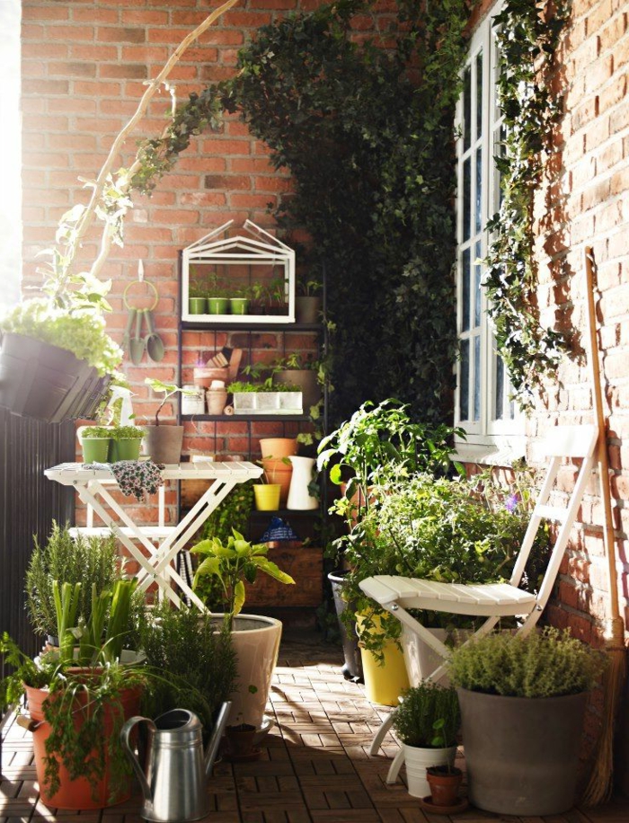 1-un-joli-balcon-avec-table-et-chaise-de-jardin-lierre-plante-grimpante-ombre-plante-grimpante-en-pot