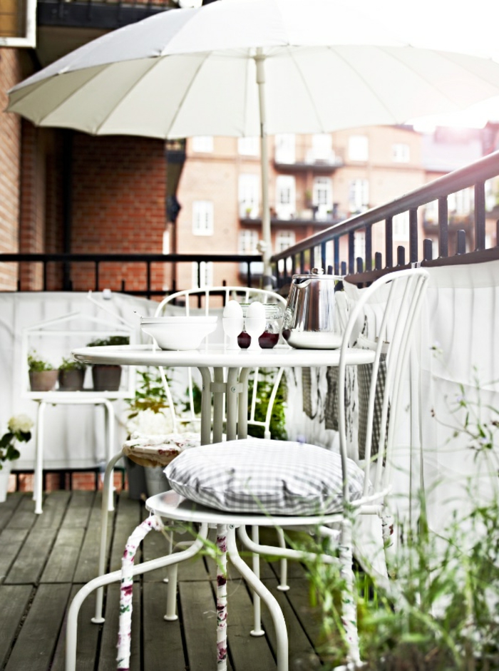 1-une-jolie-terrasse-avec-parasol-de-balcon-meubles-d-extérieur-jardiland-parasol