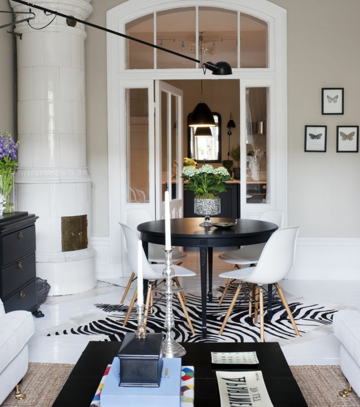12-tapis-zebre-deco-zebre-un-joli-intérieur-de-couleur-blanc-table-de-salle-de-séjour-en-bois fleurs