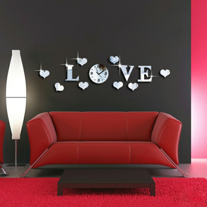 2-alinea-miroir-pour-décorer-vos-murs-salon-noir-avec-tapis-rouge-canapé-rouge