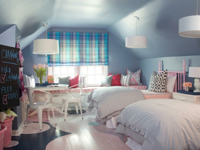 2-aménagement-de-combles-une-jolie-chambre-d-enfant-de-couleur-bleu-ciel-meubles