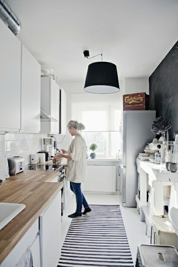 2-crédence-de-cuisine-en-bois-sol-blanc-tapis-à-rayures-blanches-noirs-lustre-noir-plafond-blanc