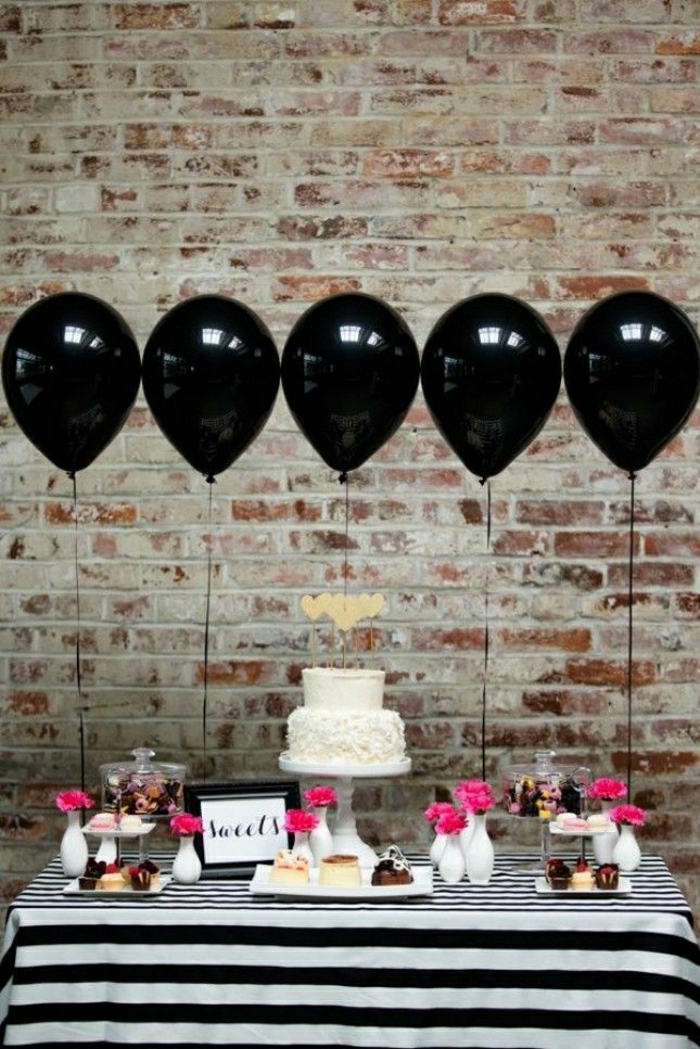 2-deco-anniversaire-30-ans-comment-decorer-la-table-d-anniversaire-adulte-voici-une-idée-avec-balons-noirs