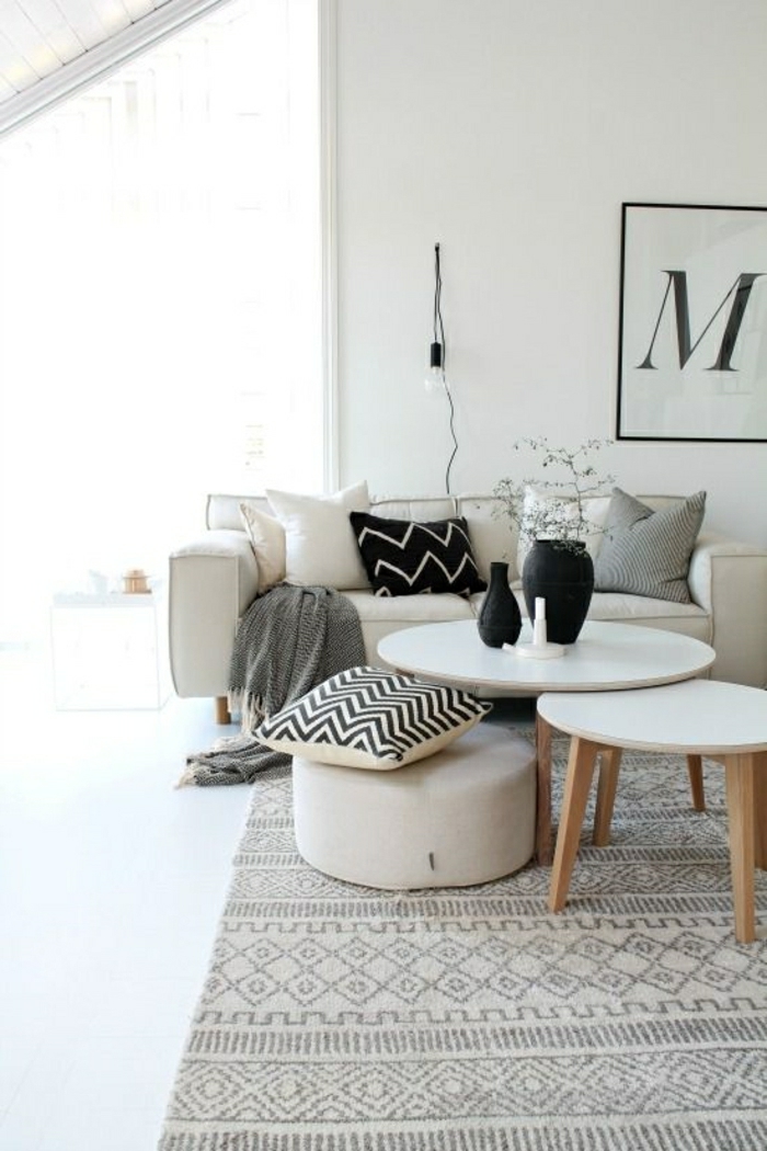 2-intérieur-gris-pale-et-tapis-gris-canapé-blanc-dans-le-salon-meubles-blancs-et-gris