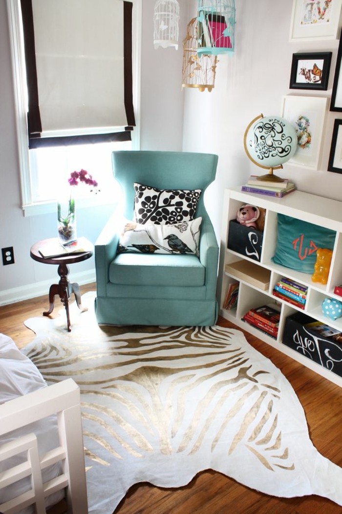 2-tapis-zèbre-pas-cher-dans-le-salon-parquette-en-bois-fauteuil-bleu-coussins-décoratifs-blanc-noir