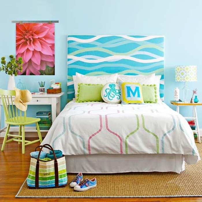 3-idee-deco-chambre-à-coucher-tapis-en-rotin-mur-bleu-ciel-decoration-chambre-a-coucher-moderne