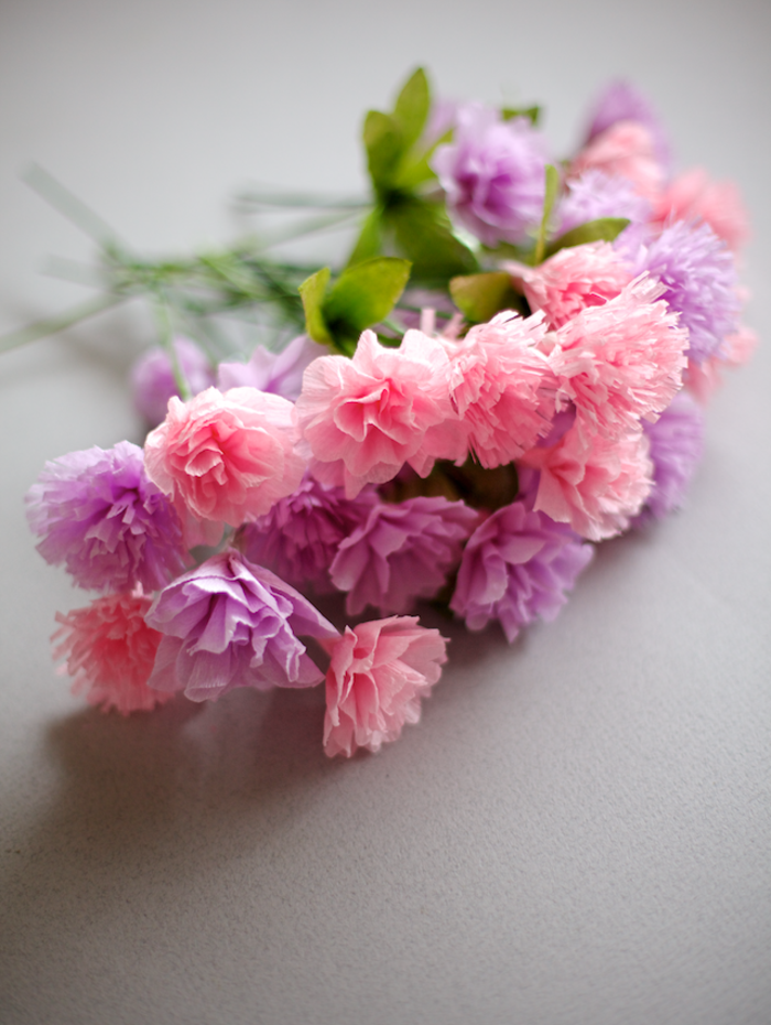 Idée-omment-faire-une-fleur-en-papier-crepon-fleur-bouquet-rose-et-violet