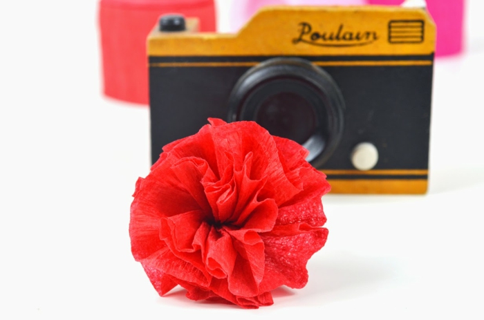 Idée-omment-faire-une-fleur-en-papier-crepon-fleur-rouge-vintage