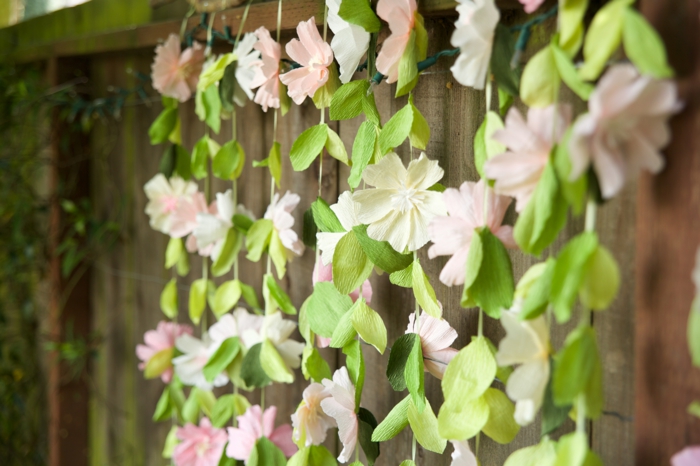 Une-fleur-en-papier-crépon-idée-originale-décoration-mariage-deco-fleurs-en-papier
