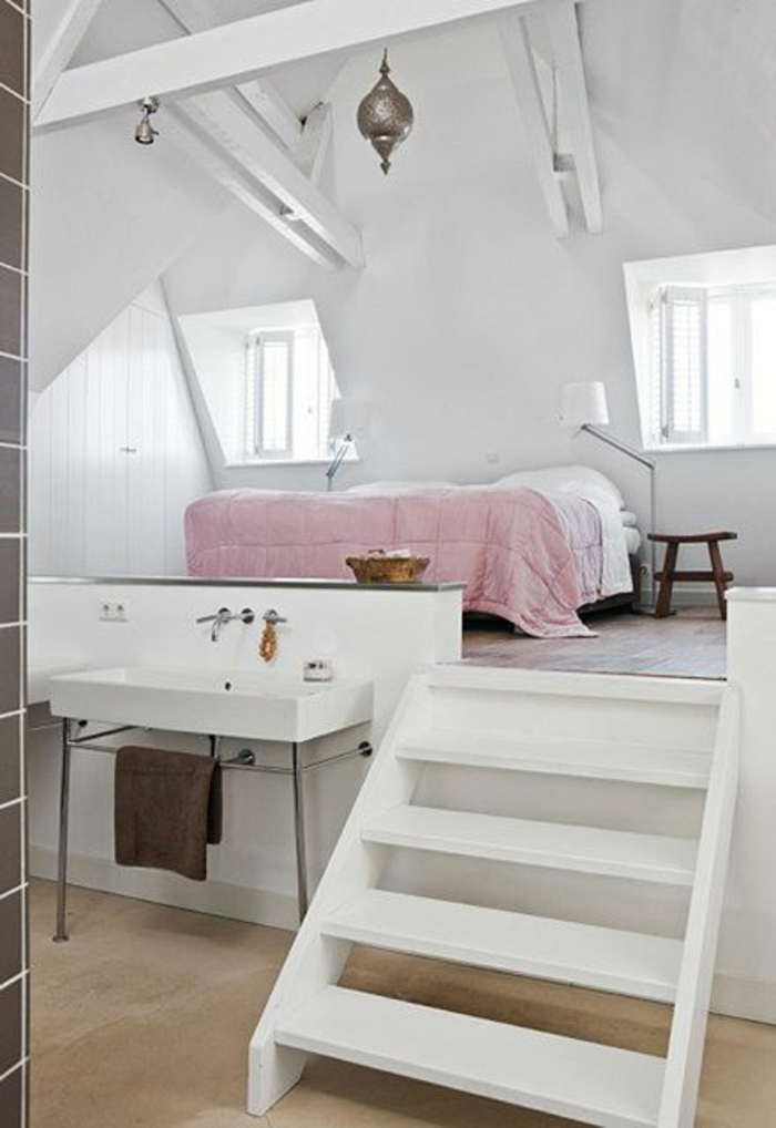 amenagement-comble-chambre-à-coucher-de-couleur-blanche-escalier-en-bois-blanc