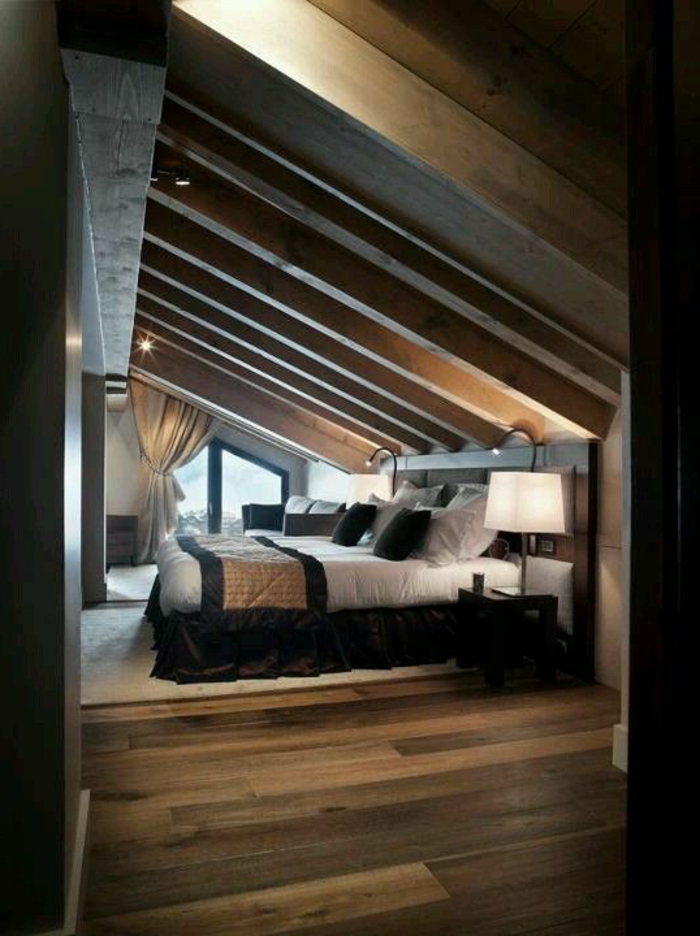 aménagement-de-combles-chambre-a-coucher-plafond-en-bois-massif-sous-pente-chambre-en-bois-foncé