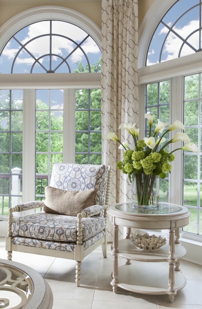 aménagement-espace-salon-avec-le-fauteuil-convertible-lit-belle-fleurs-vase-grande-fenetre