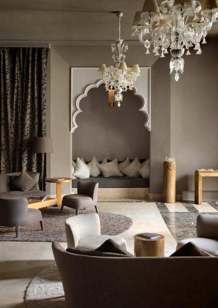 aménagement-salon-marocain-design-decoration-marocaine-idée-déco-lustre-baroque