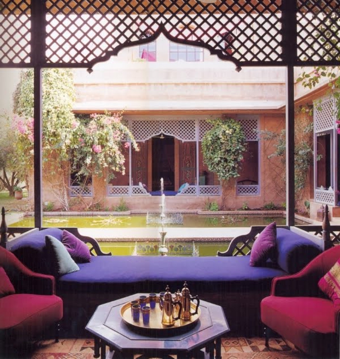 aménagement-salon-marocain-design-decoration-marocaine-oriental-canapé-violet-fountain