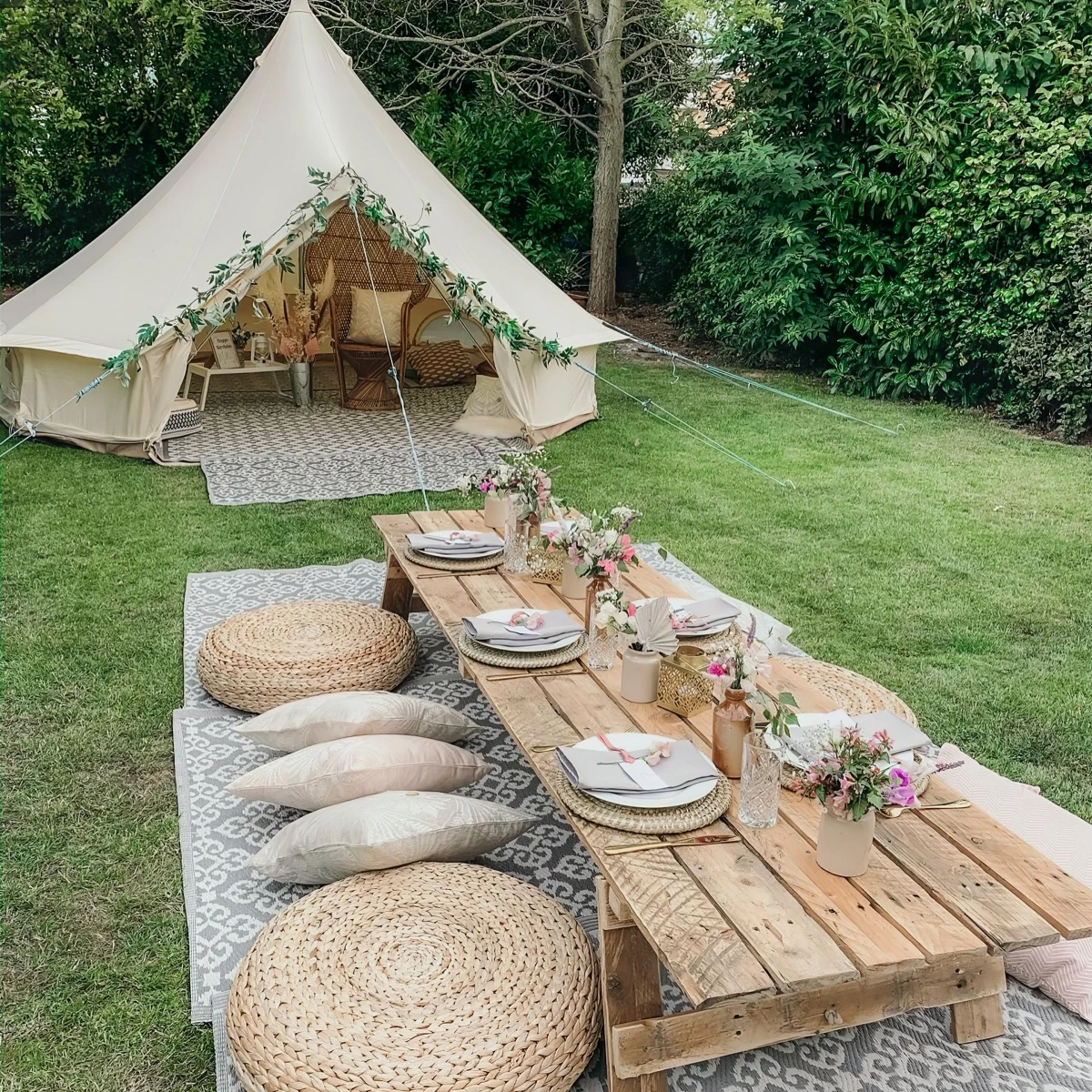 anniversaire theme boheme chic table bois palette poufs tipi jardin