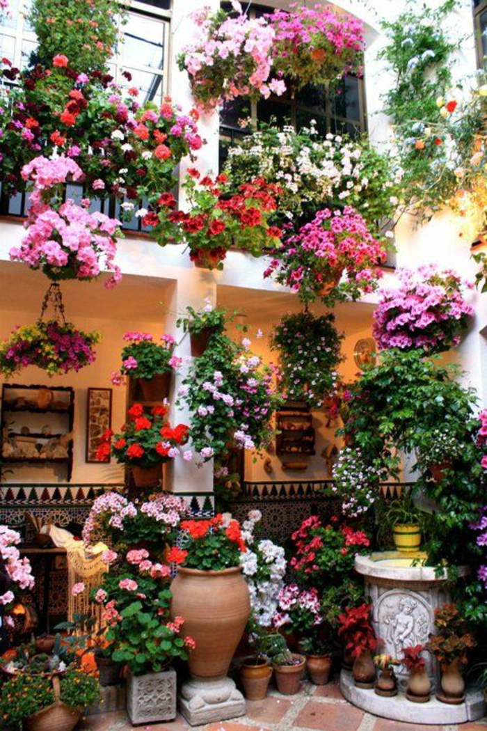 balcon-fleuri-beaucoup-de-fleurs-pour-le-balcon-terrasse-amenagement-balcon
