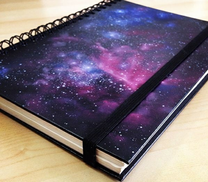 belle-cahier-personnalisé-cahiers-originales-une-idée-comment-faire-à-soi-même-diy-galaxie-resized
