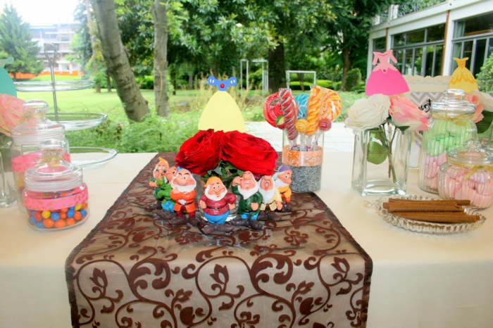 blanche-neige-et-les-sept-nains-déco-anniversaire-enfants-jardin-et-table-bien-décorée