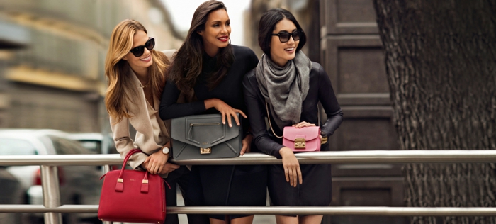 boutique-vallée-village-sac-candy-furla-à-main-rouge-gris-rose-trois-femmes-modèles