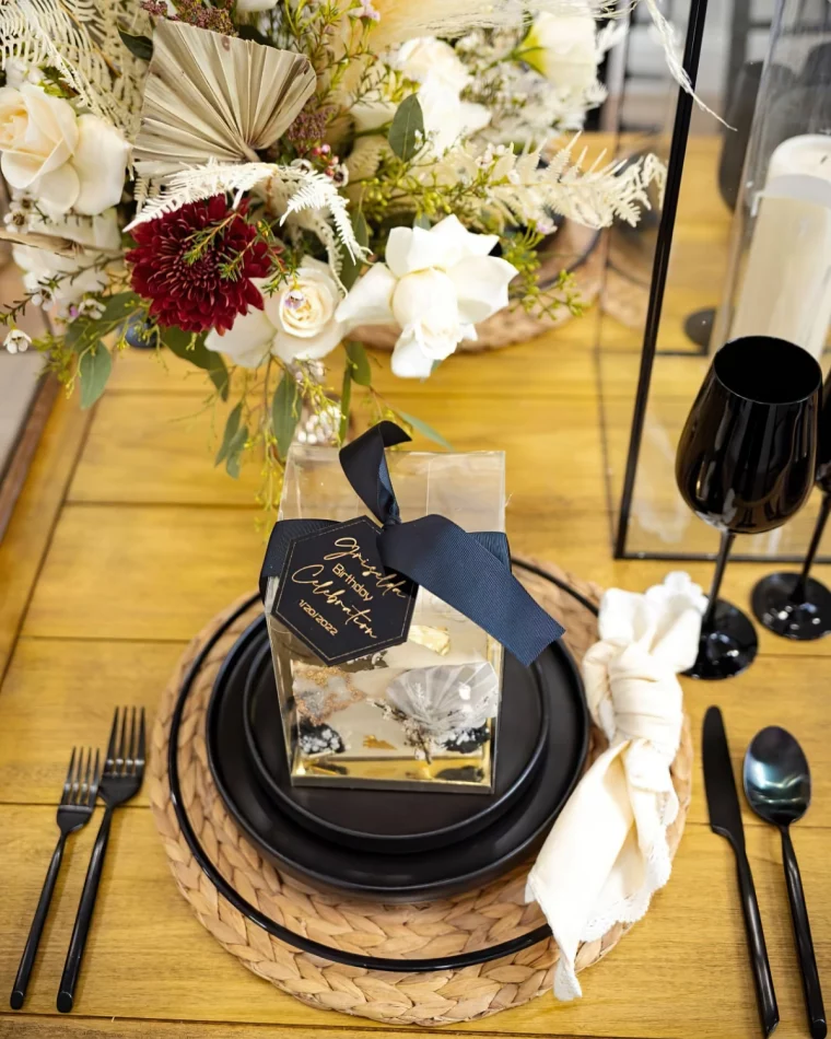 cadeau invite table bois bouquet fleurs roses couvercles noirs assiettes