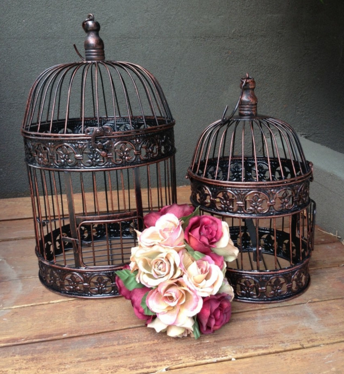 cages à oiseaux décoratives avec fleurs à l'extérieur, décoration de jardin  et de rue 9996801 Photo de stock chez Vecteezy