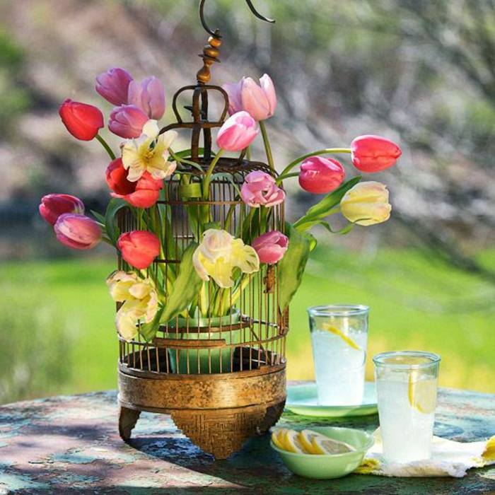 cage-à-oiseaux-décorative-avec-tulipes-déco-de-table