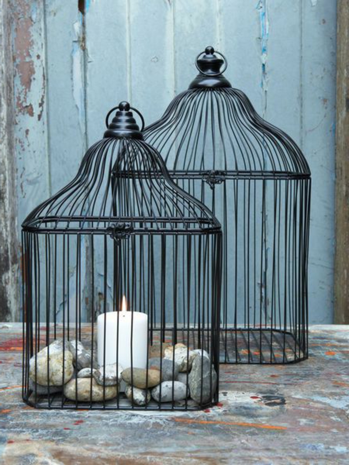 cage-à-oiseaux-décorative-décoration-avec-des-pierres-et-des-bougies