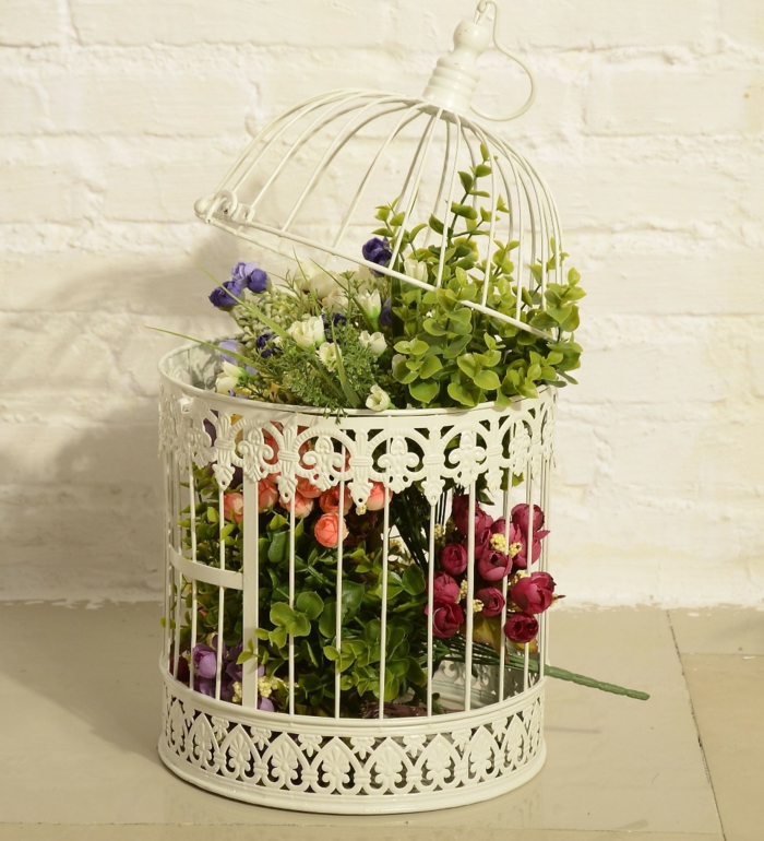 cage-à-oiseaux-décorative-décoration-rustique-avec-des-fleurs