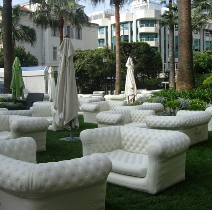 canapé-gonflable-blanc-avec-un-design-moderne-qui-nous-a-inspire-pour-le-jardin-avec-une-pelouse-verte