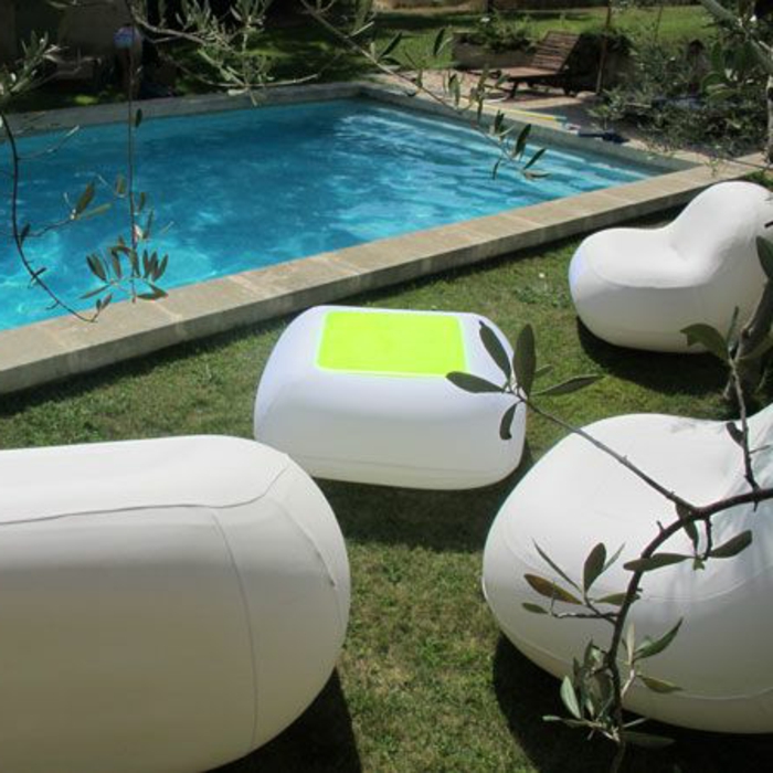 canapé-gonflable-blanc-avec-un-design-moderne-qui-nous-a-inspiré-pour-le-jardin-avec-pelouse-verte